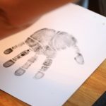 Hand- und Fingerabdrücke nehmen